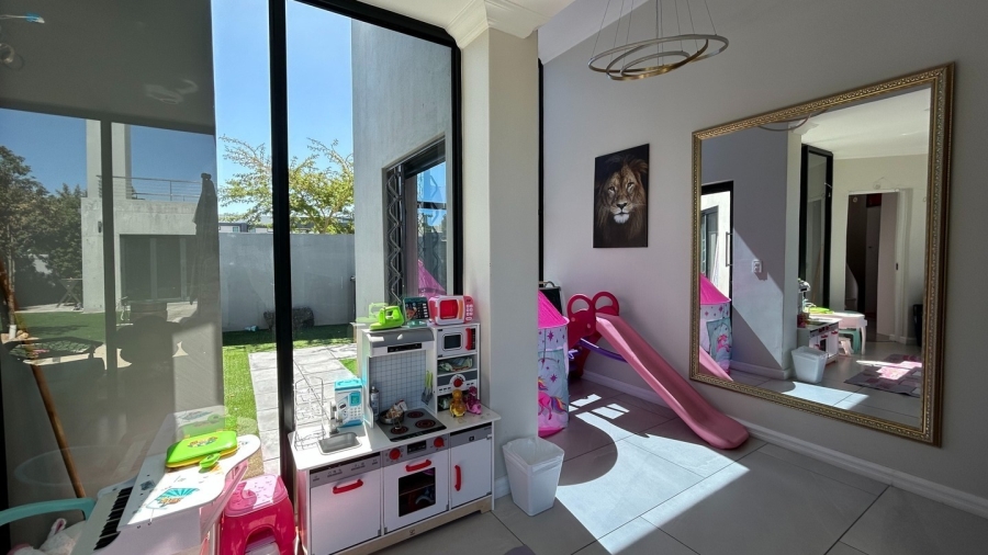 To Let 4 Bedroom Property for Rent in Sandown Western Cape
